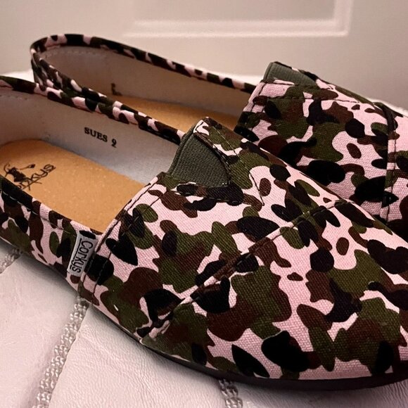 NWOT Corkys Pink Camo Print Canvas Slip On Flat Shoes Sz 9 - Picture 4 of 6